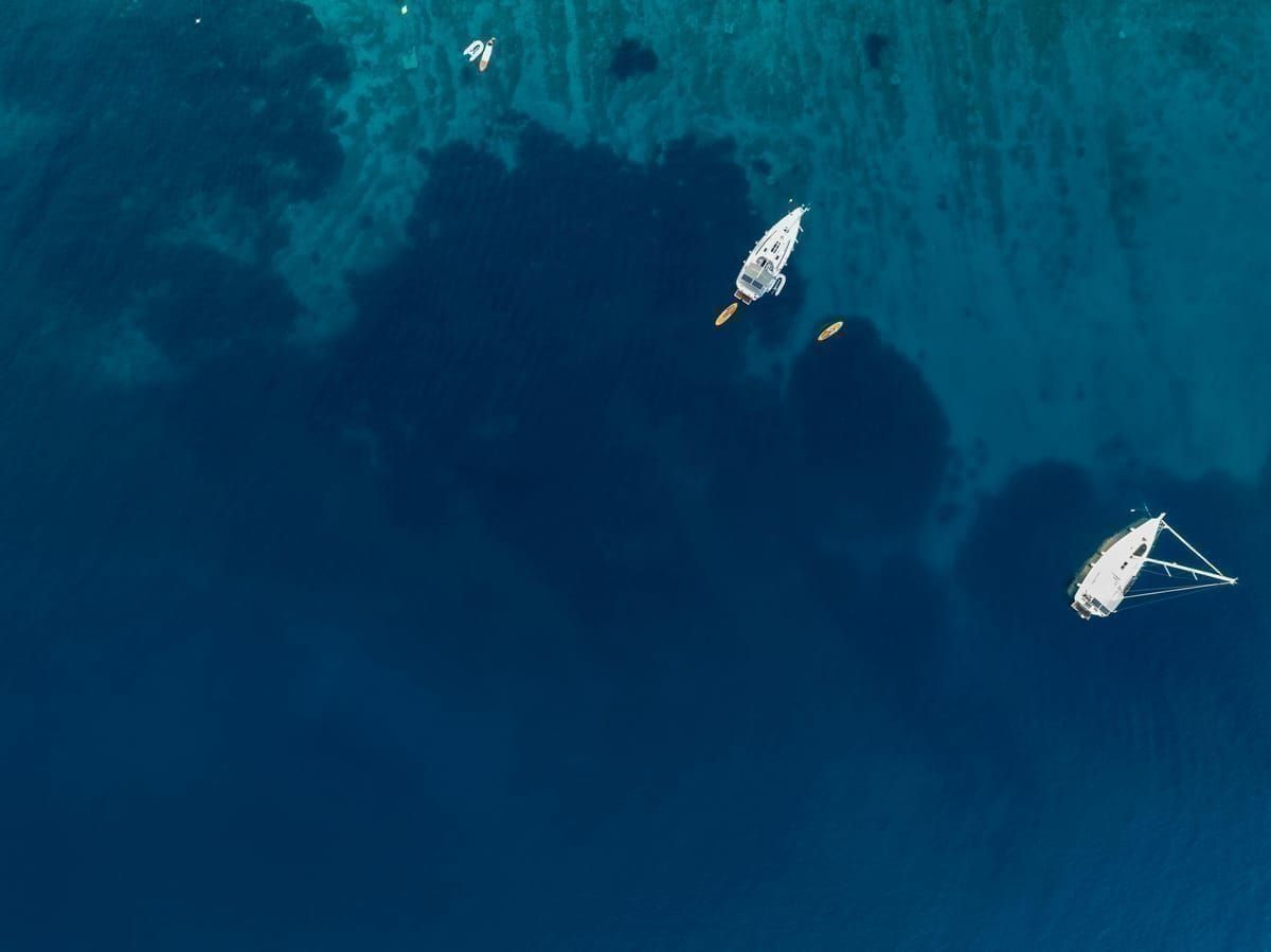 Versteckte Bucht an der Küste von Murter