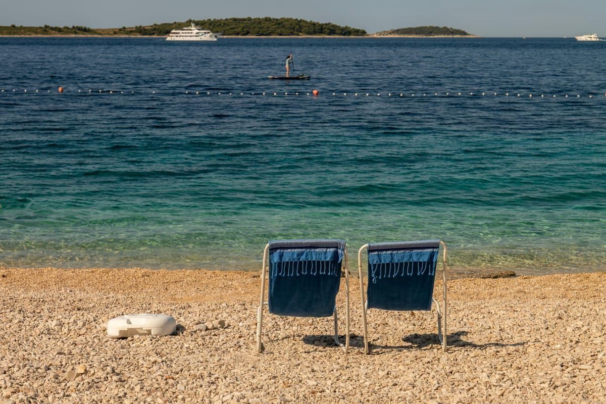 Familie am Strand in Kroatien
