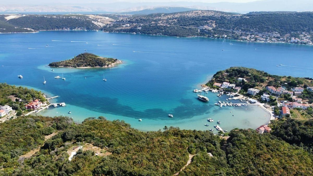 Rab-Stadt Gasse mit Turm