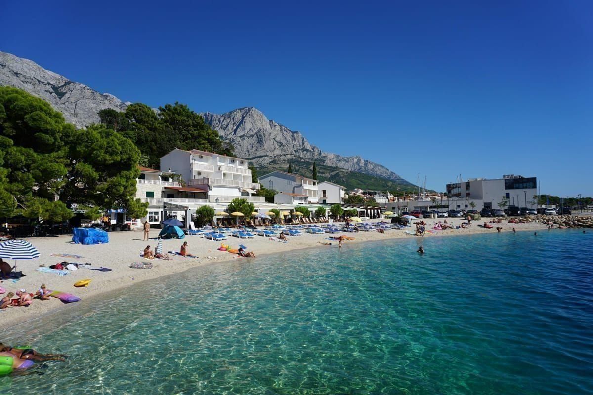 Kinder auf Fahrrädern am Meer