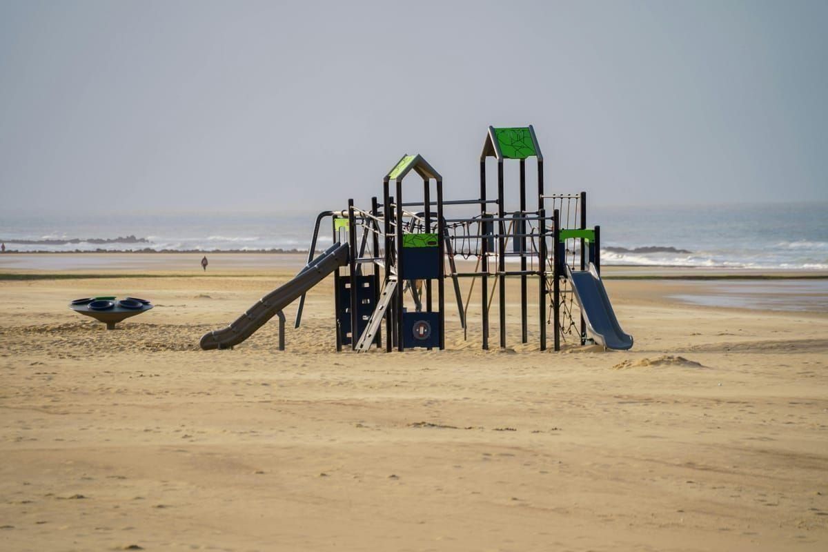 Familie auf Fahrrädern im Kopački Rit