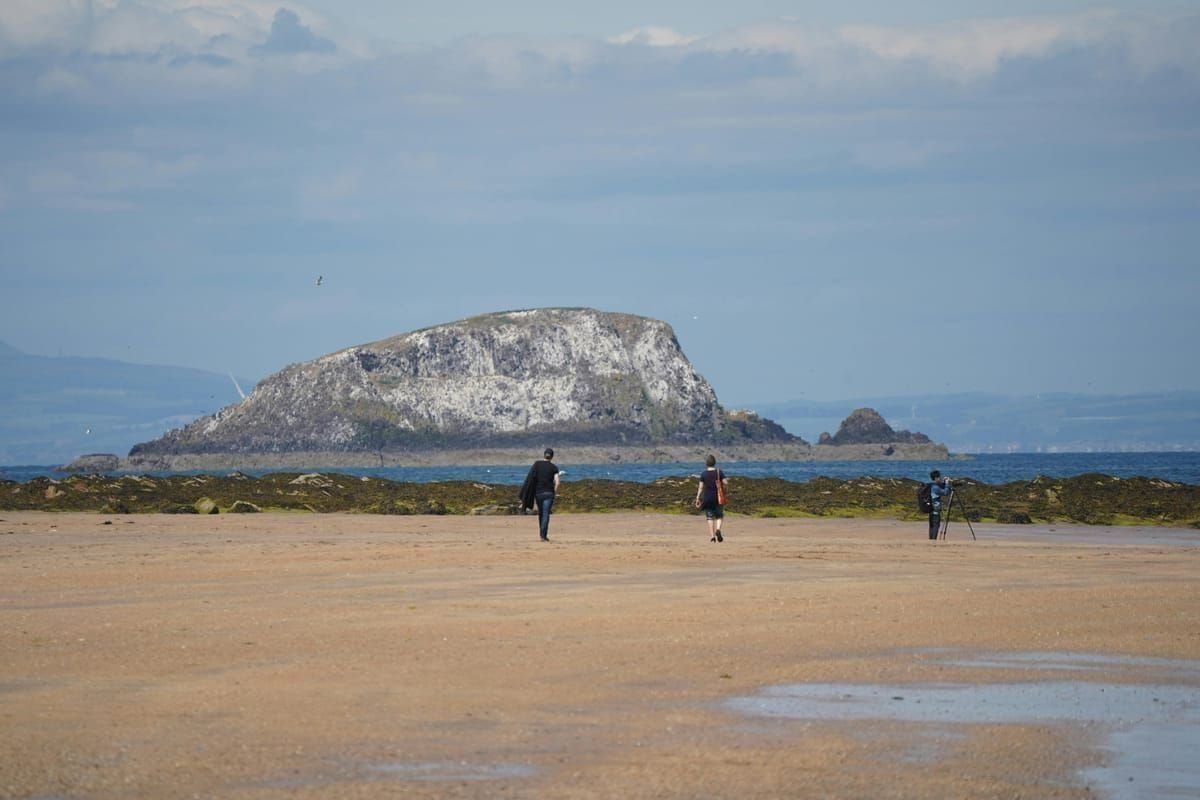 Familie auf Fahrrädern auf der Insel Krk