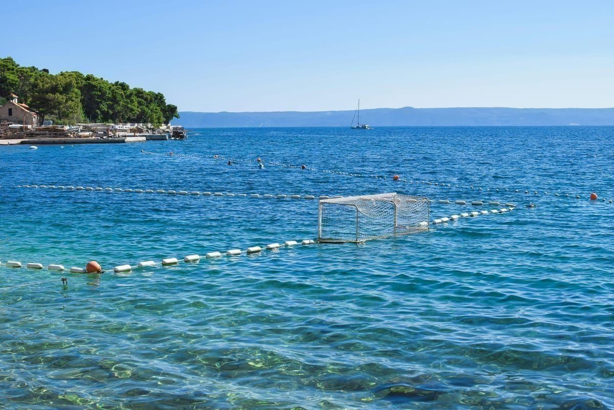 Kinder am Sandstrand von Nin