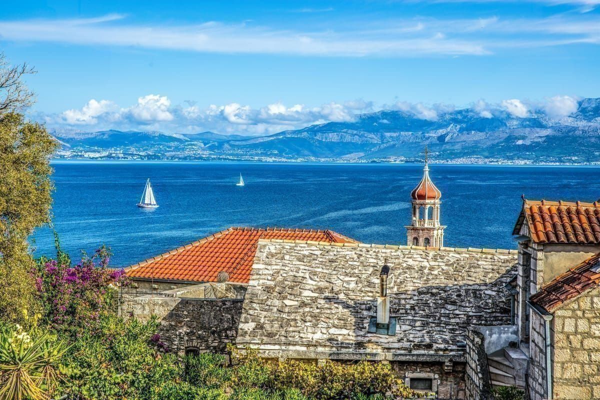 Blick vom Hinterland auf die dalmatinische Küste