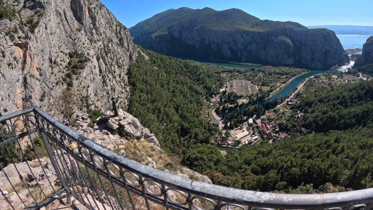 Radfahrer auf Küstenweg bei Split