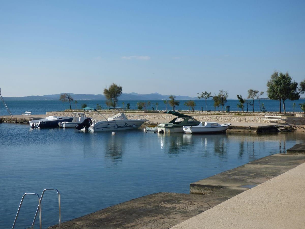 Großes Autofährschiff im Hafen von Ancona bei der Beladung
