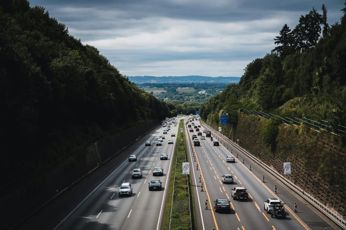 Autobahn A1 zwischen Karstbergen und Küste mit Verkehr in Richtung Süden