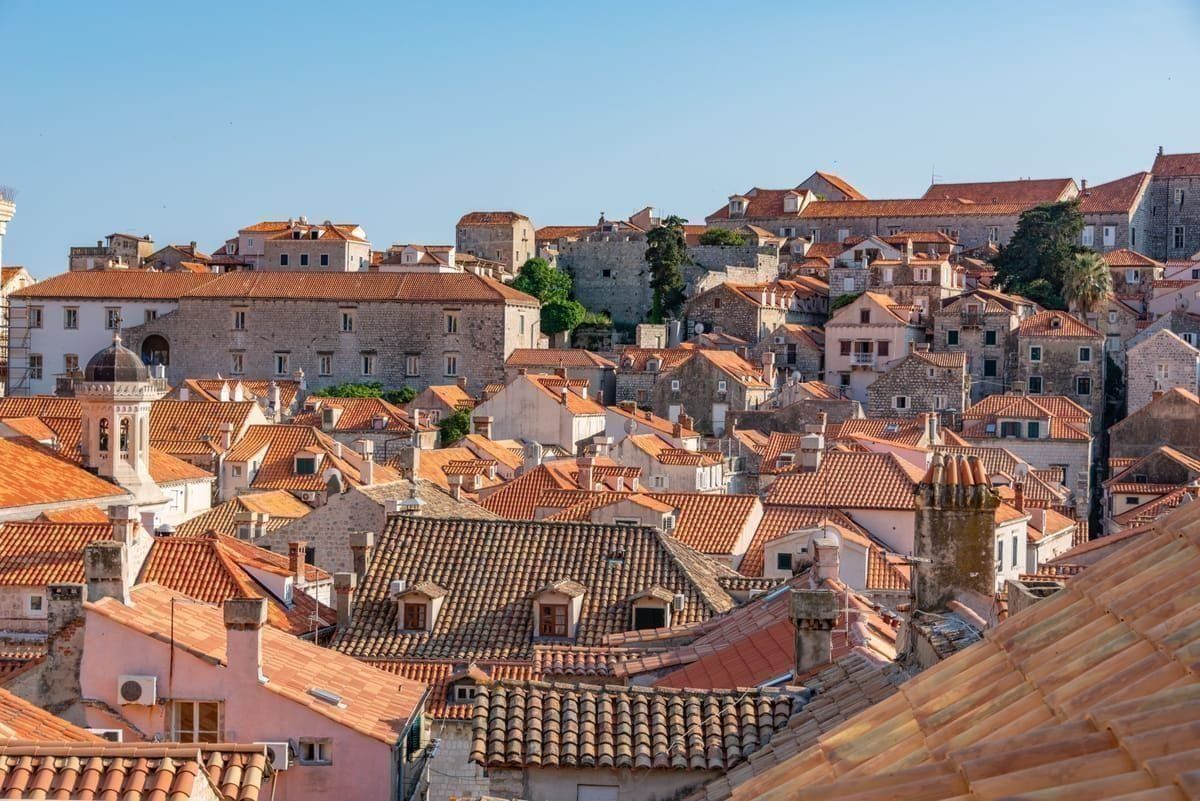 Ebener Stadtplatz mit historischen Gebäuden in einer kroatischen Altstadt