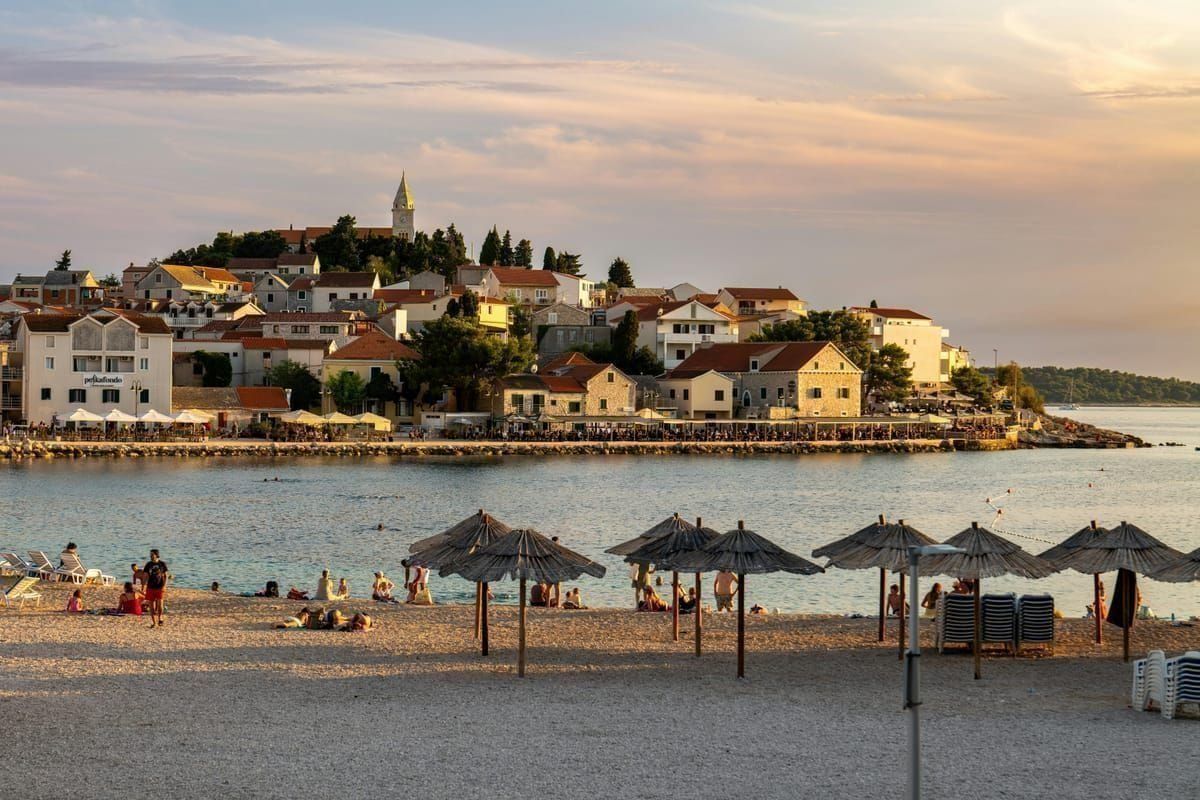 Strandrampe ins Meer mit Geländer für Rollstuhlfahrer an der kroatischen Küste