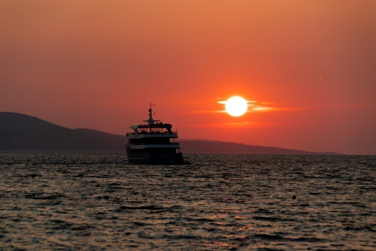 Küstenort Biograd na Moru bei Sonnenuntergang