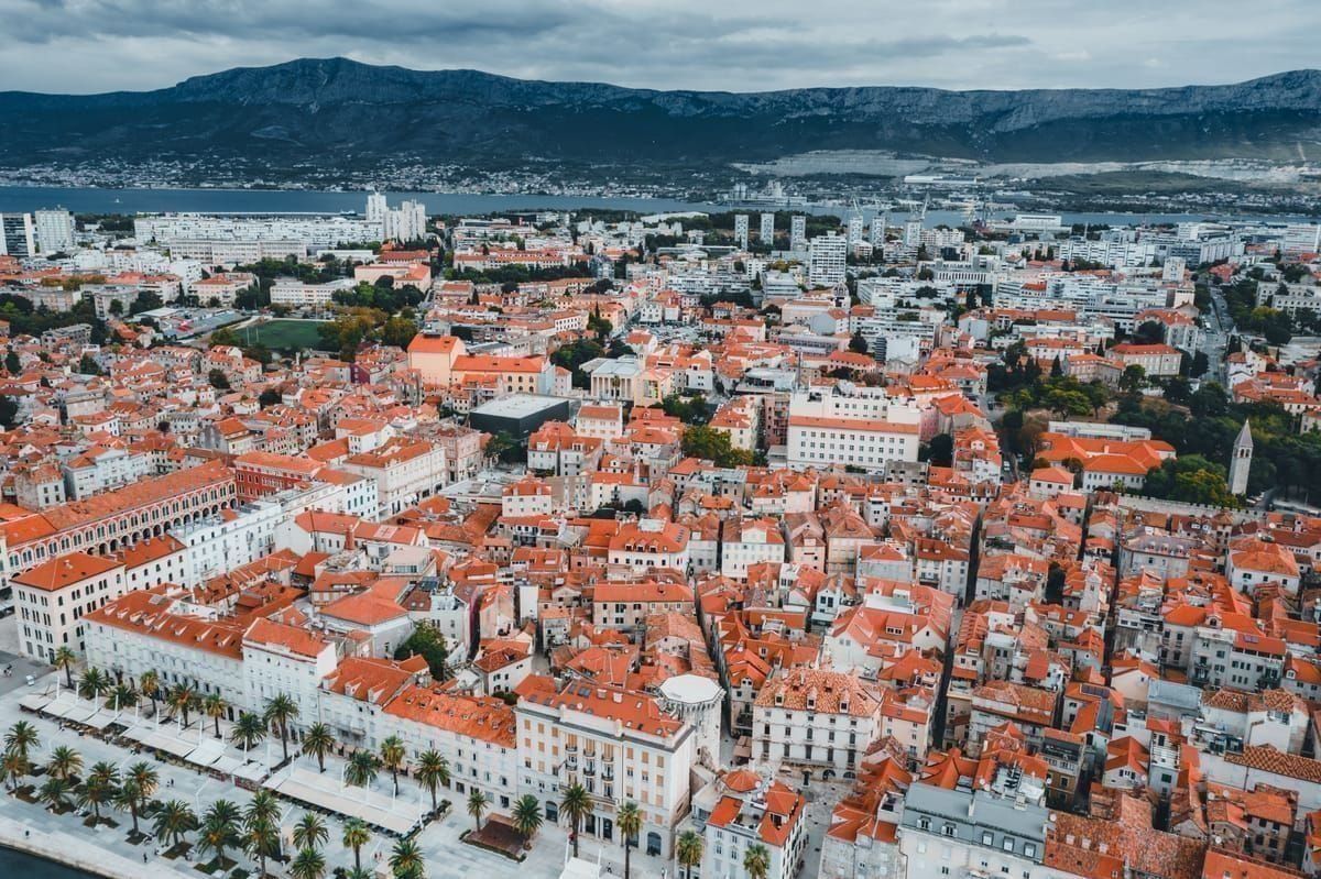 Smartphone mit Ride-Hailing-App auf der Riva in Split