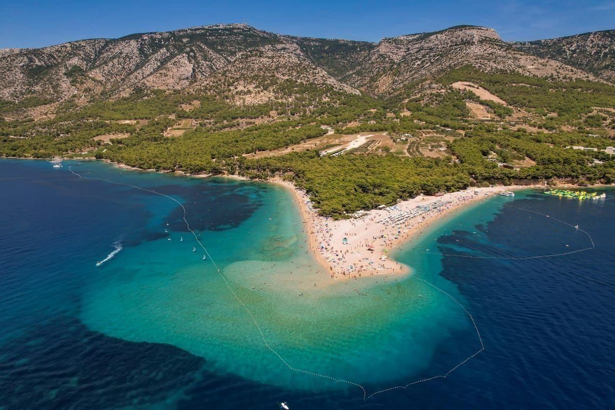 Der Strand Zlatni Rat auf Brač mit der charakteristischen geschwungenen Kiesspitze