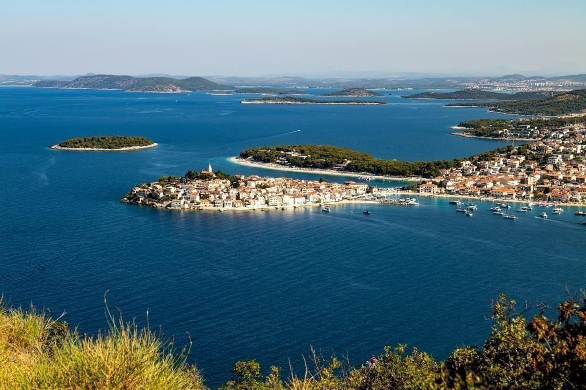 Aufgewühltes Meer mit Wellen unter dunklem Himmel an der kroatischen Küste