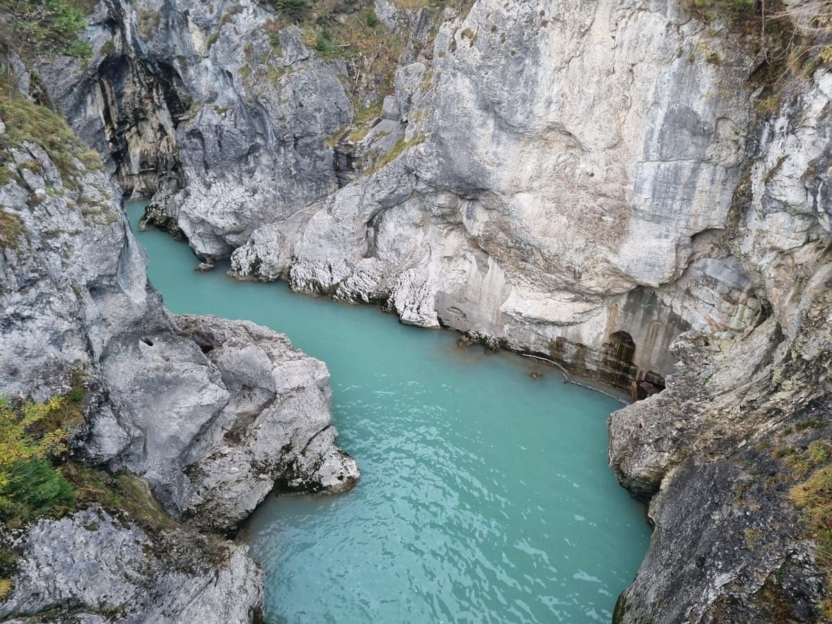 Felsküste an der Cetina-Schlucht bei Omiš, ideal zum Klippenspringen