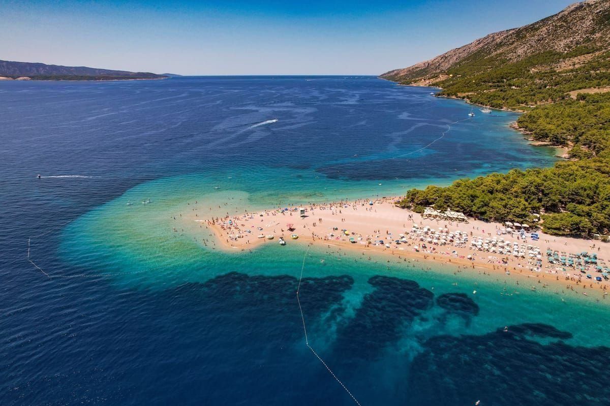 Kiesstrand mit türkisem Wasser an der dalmatinischen Küste