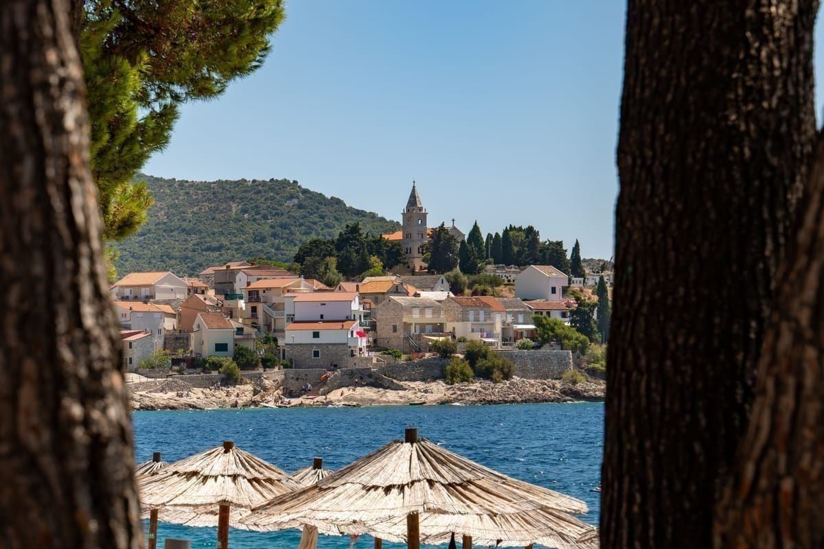 Türkisfarbene Bucht an der dalmatinischen Küste
