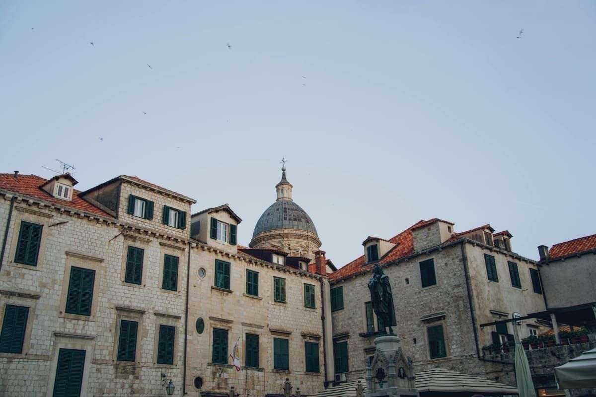 Blick über die roten Dächer der Altstadt von Dubrovnik auf das Meer
