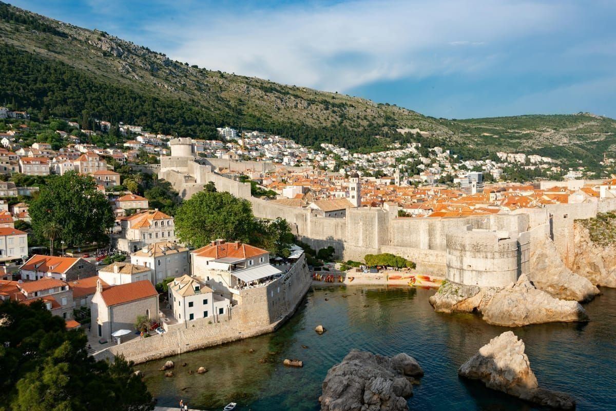 Blick über die Bucht von Kotor mit den dunklen Bergen, die steil ins Wasser fallen