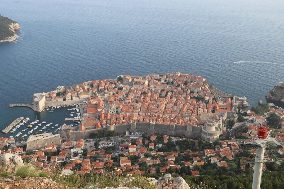Hafen von Dubrovnik Gruž mit ankommender Fähre und Altstadt im Hintergrund
