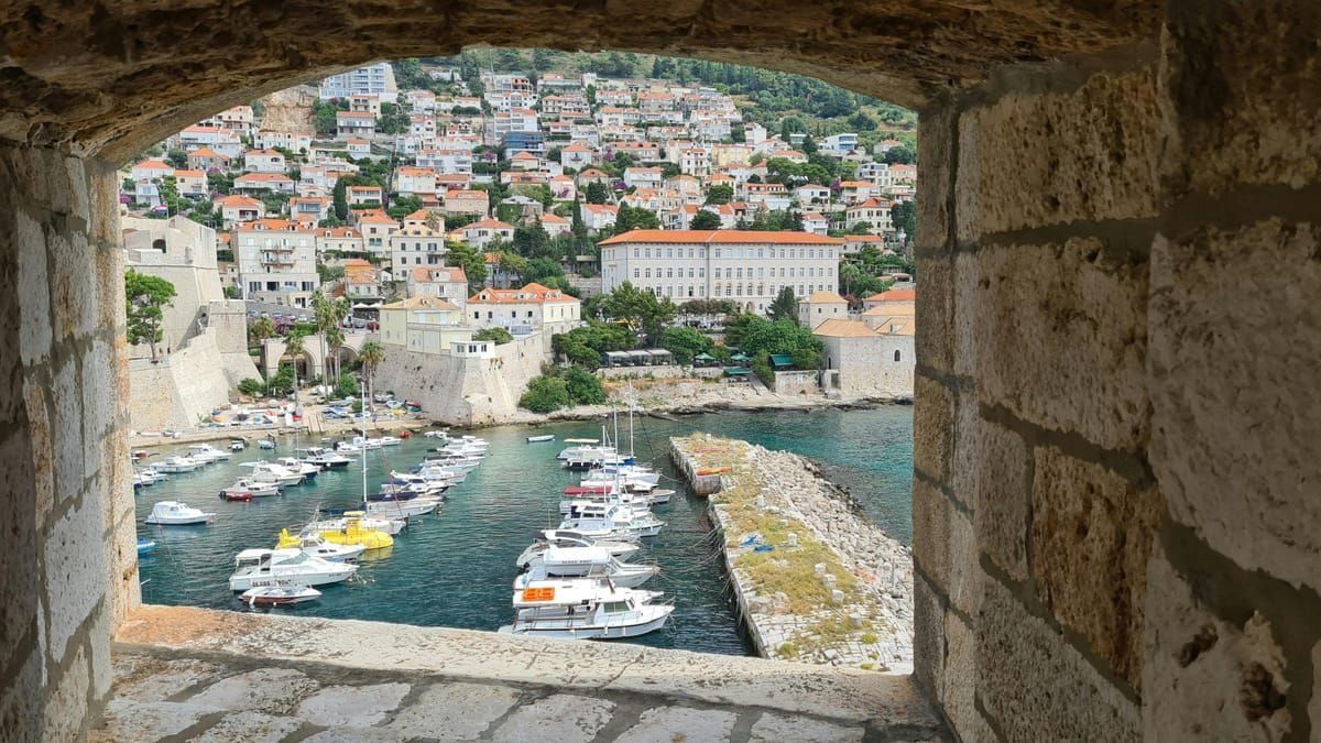 Kreuzfahrtschiff vor Dubrovniks Altstadt – Symbol des Overtourism