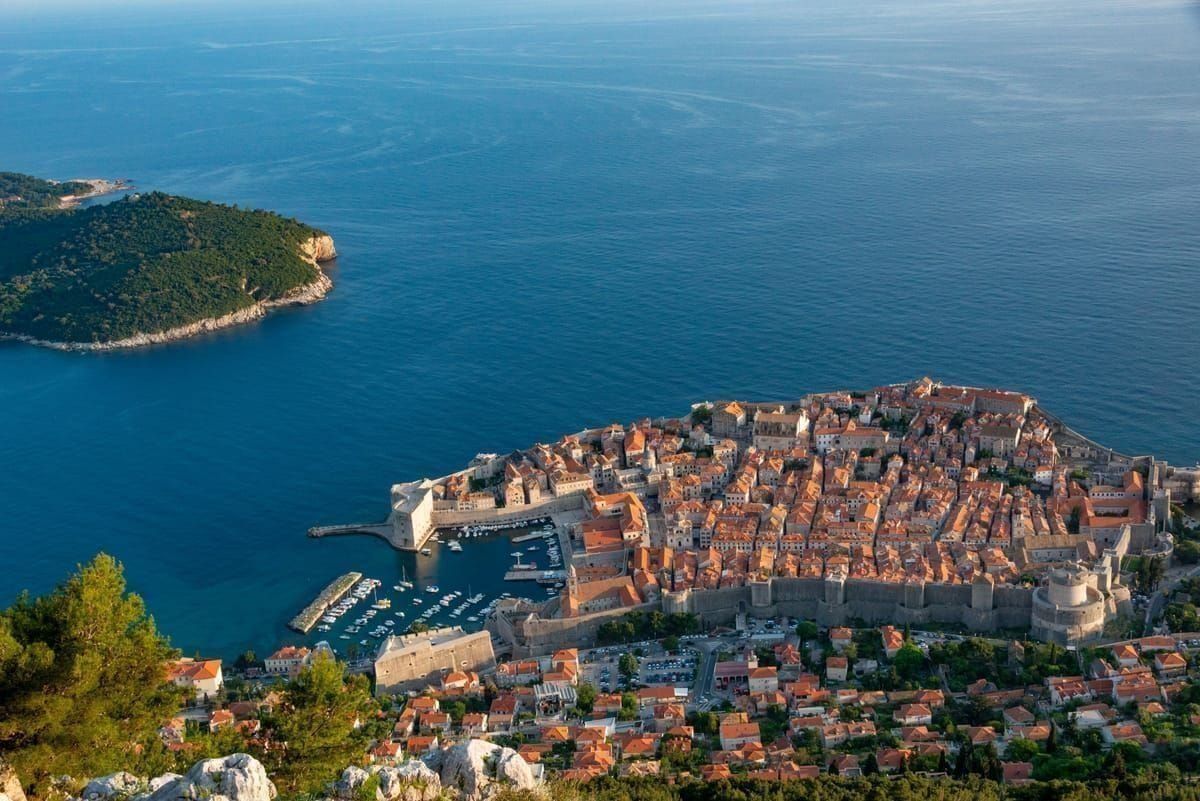 Sonnenaufgang über der Adriaküste bei Dubrovnik mit ruhiger Straße