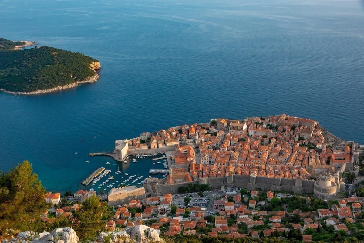Mietwagen auf der Küstenstraße bei Dubrovnik