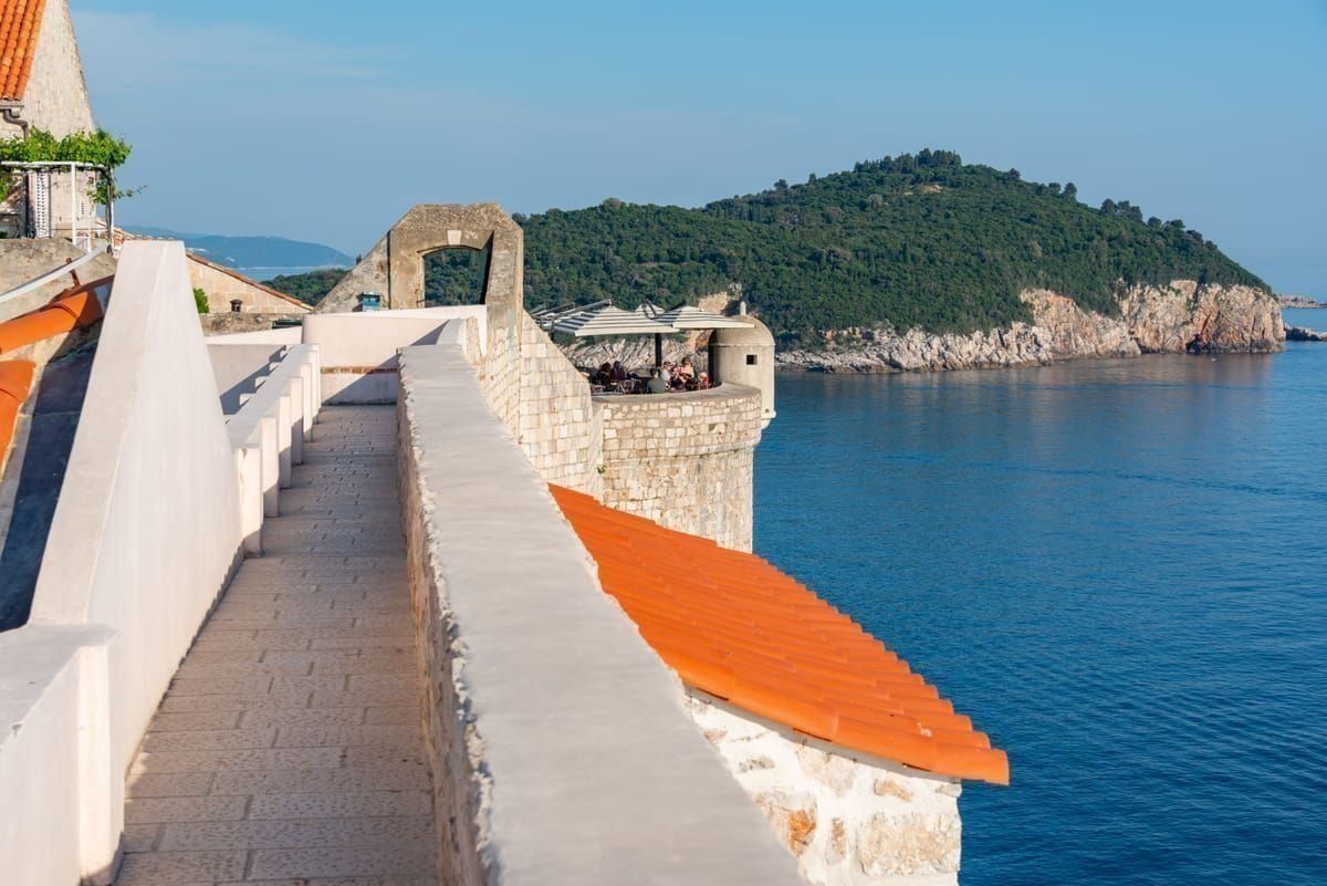 Die Stadtmauern von Dubrovnik über dem Meer am Ende der Magistrale