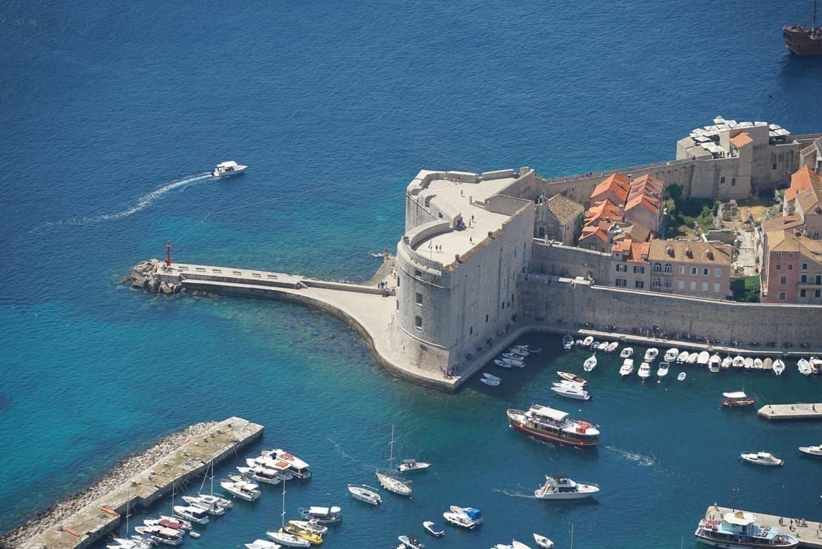 Smartphone mit Ride-Hailing-App vor der Küste bei Dubrovnik