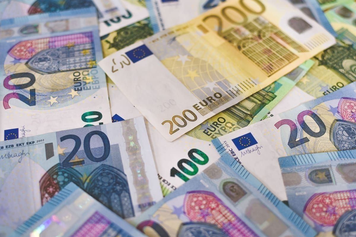 Euro-Münzen und -Scheine neben einem Espresso in einem kroatischen Café