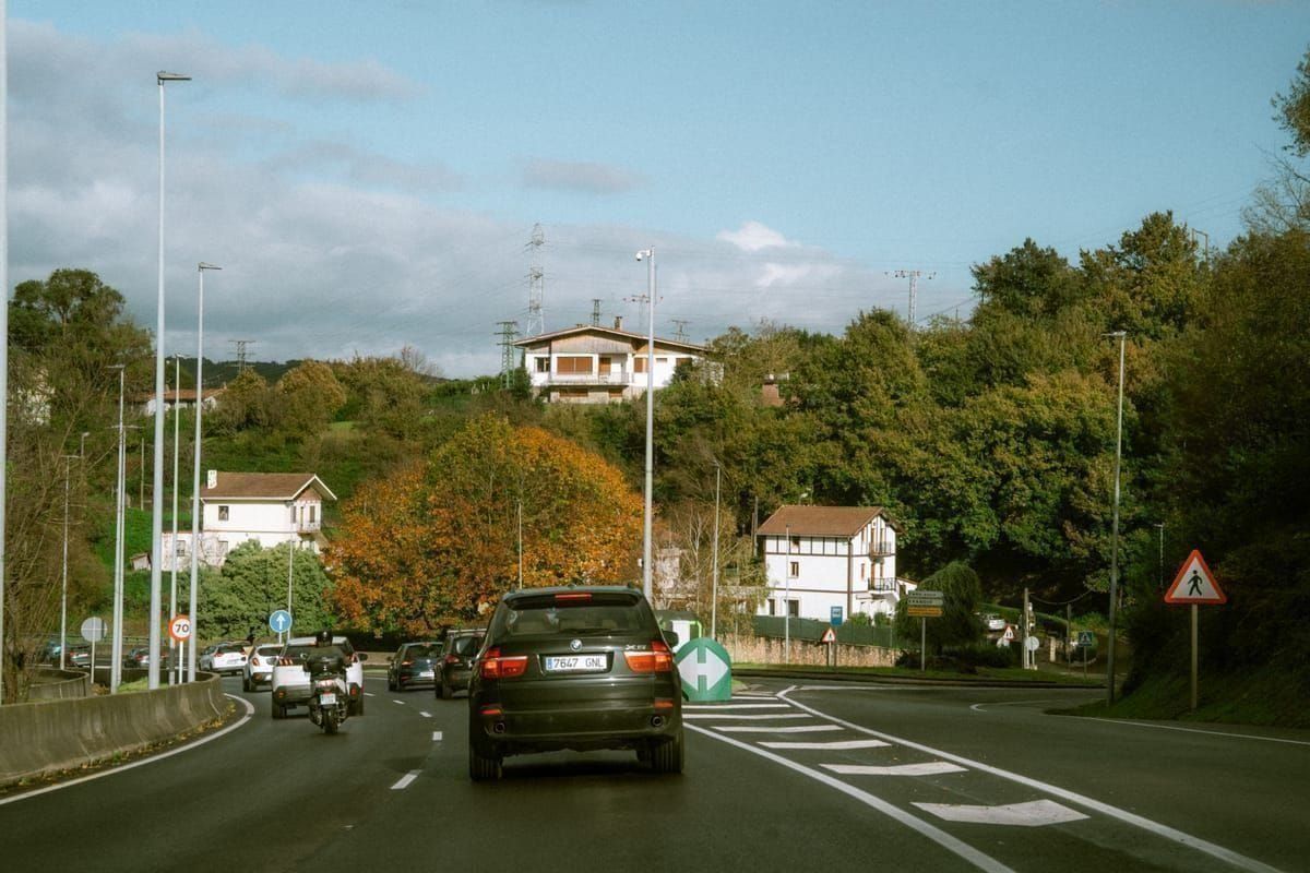 Geöffnete Mautschranke auf einer ENC-Spur der kroatischen Autobahn