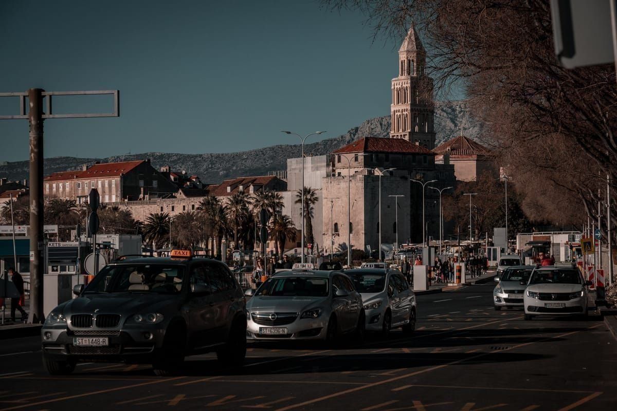 Fährhafen Split mit Fähren und wartenden Taxis