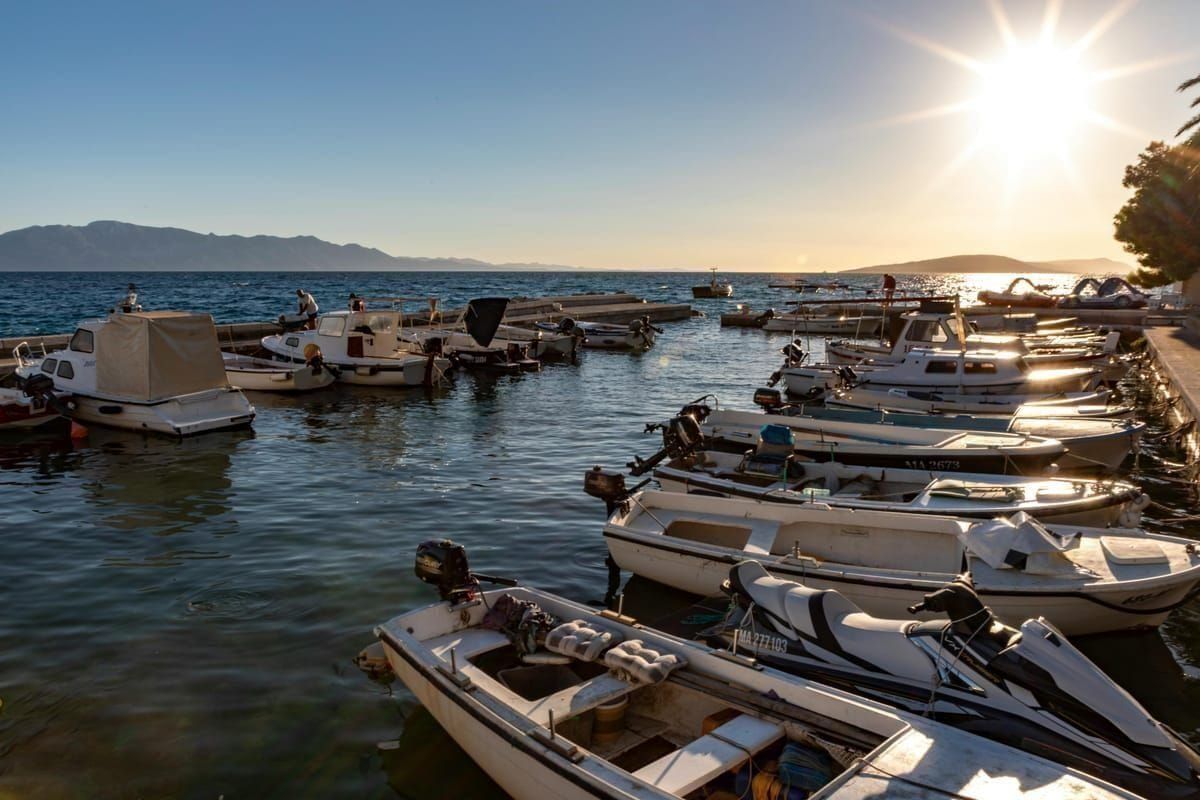 Autos warten am Fährhafen vor der Überfahrt auf eine kroatische Insel
