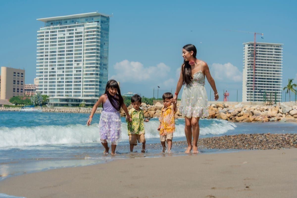 Familie kocht gemeinsam in der Küche einer Ferienwohnung in Kroatien