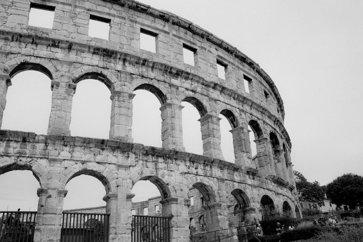 Familie mit Gepäck und Kindern am Flughafen Pula