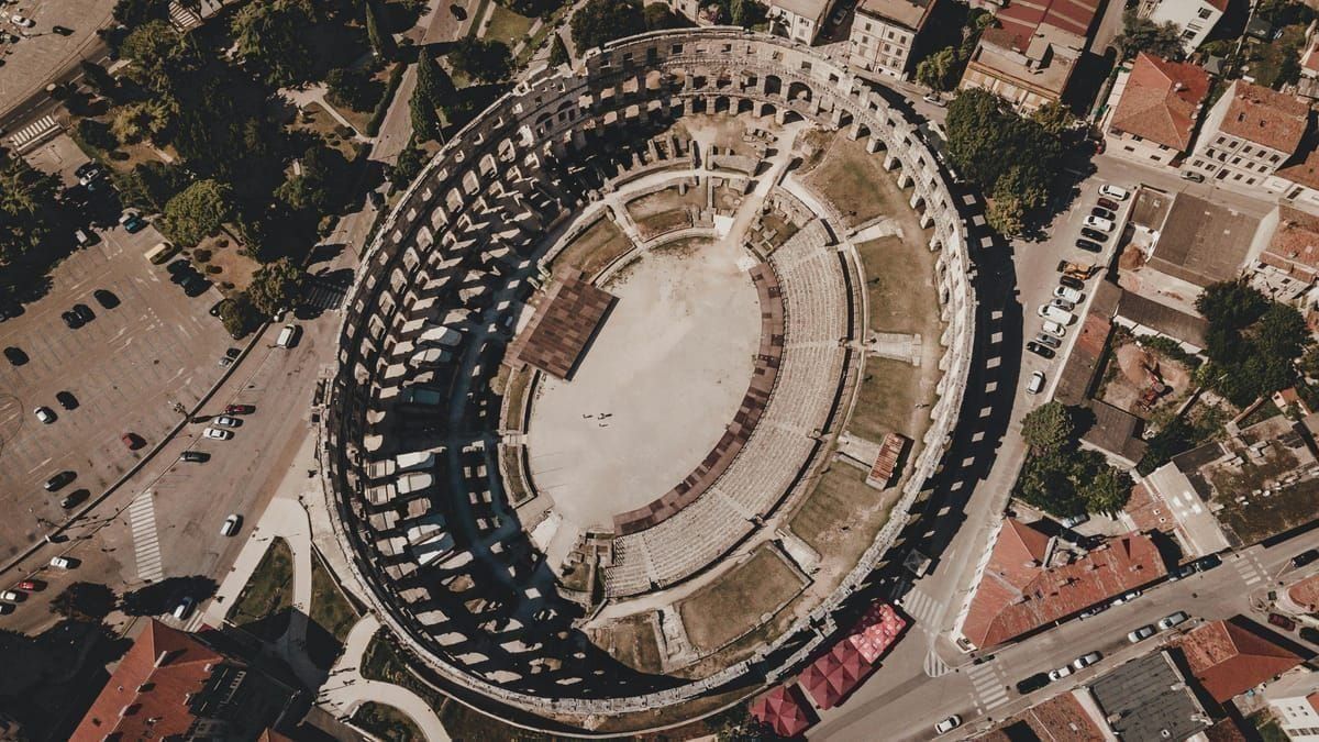 Taxistand vor dem Terminal des Flughafens Pula