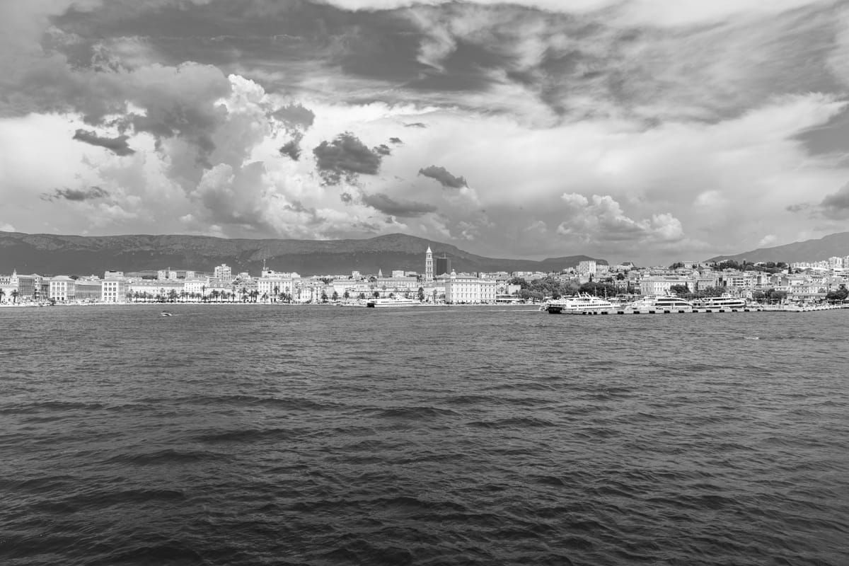 Außenansicht des Flughafens Split mit wartenden Reisenden