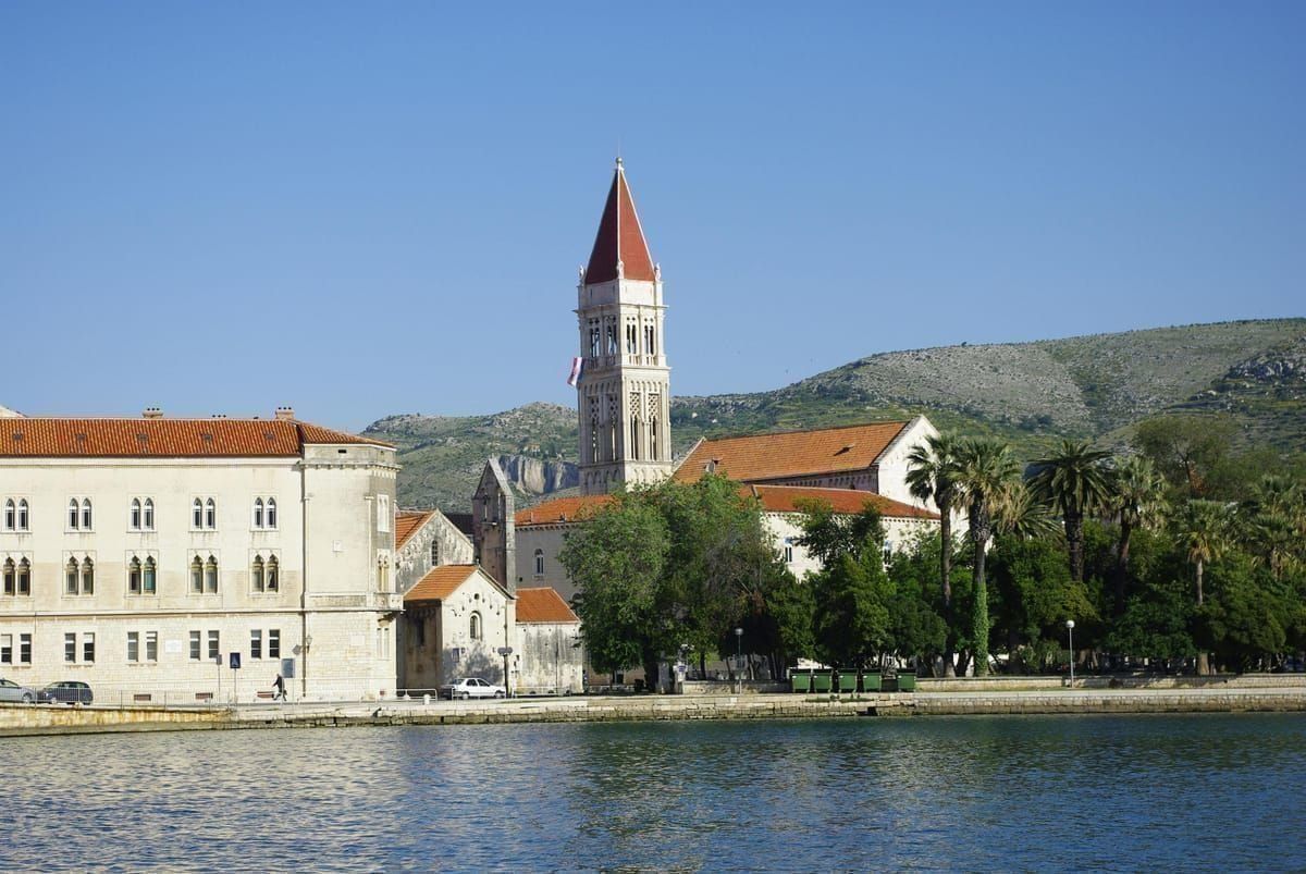 Warnschild am Waldrand und dichtes Unterholz, typische FSME-Risikoumgebung in Kroatien