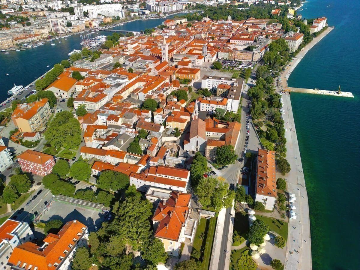 Fährhafen Gaženica bei Zadar mit anlegender Autofähre