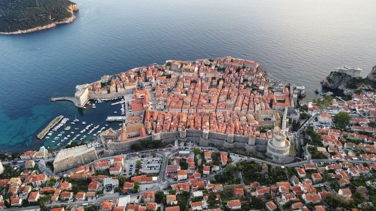Kreuzfahrtschiff und Fährterminal im Hafen Gruž in Dubrovnik