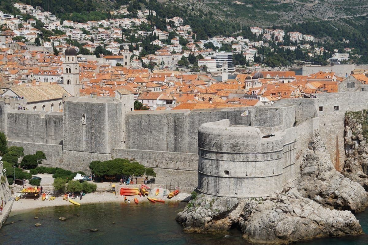 Brautpaar in einer Steingasse der Dubrovniker Altstadt