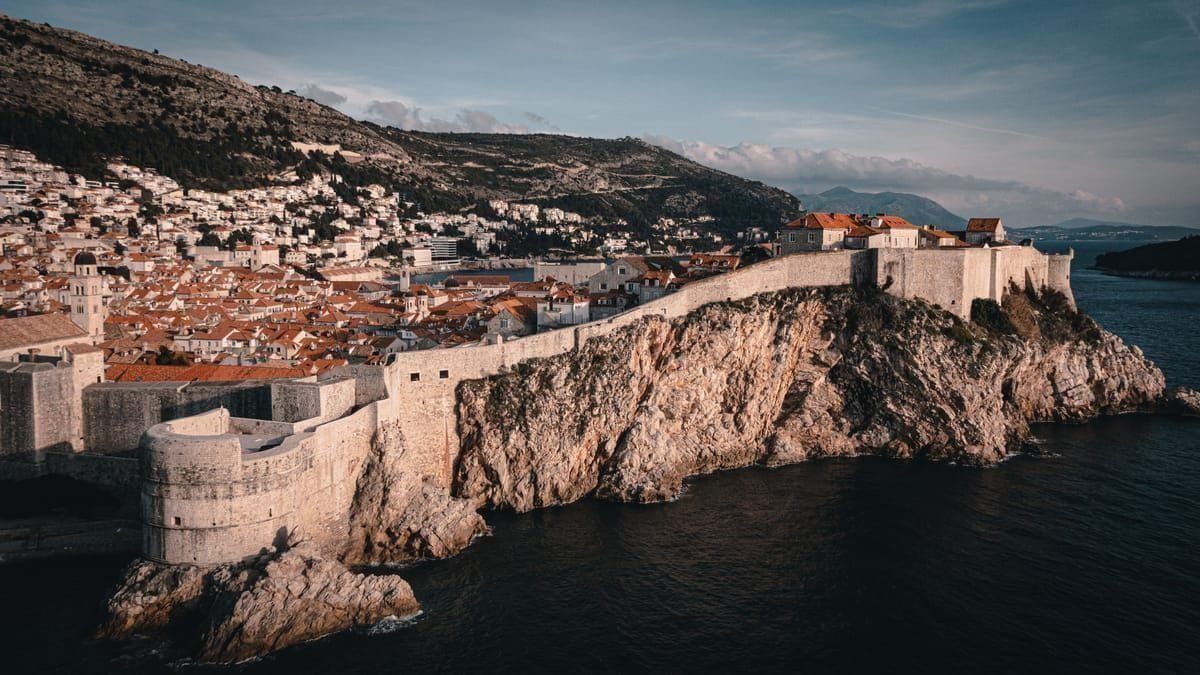 Sonnenuntergang über den Stadtmauern und Dächern von Dubrovnik
