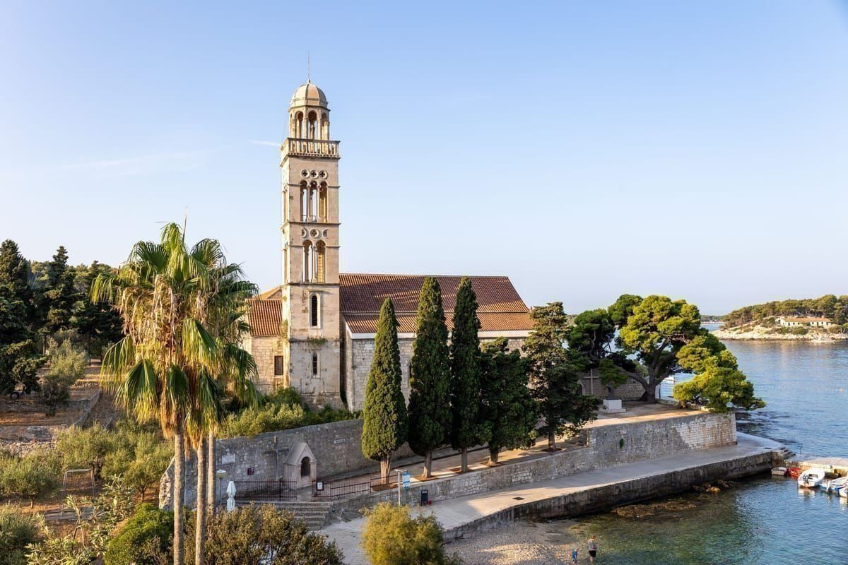 Lavendelfeld auf der Insel Hvar mit Blick aufs Meer