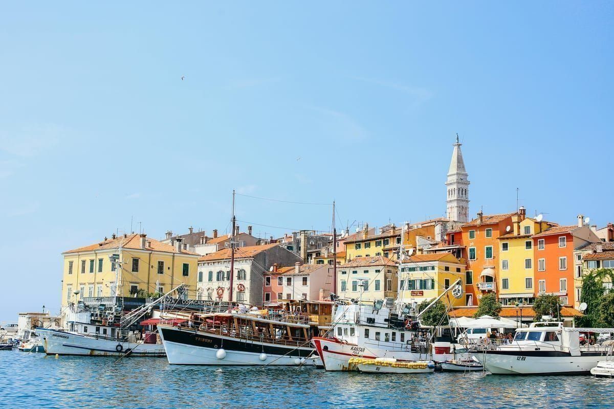 Pastellfarbene Altstadt von Rovinj am Wasser im Abendlicht