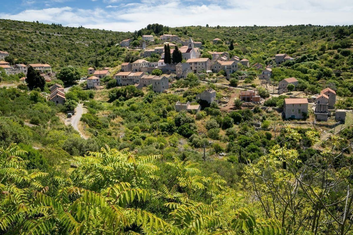 Blick auf den Hafen von Hvar mit Booten und der Festung