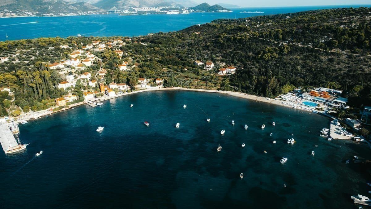 Luftaufnahme der Insel Krk mit dem Flughafen im Norden bei Omišalj