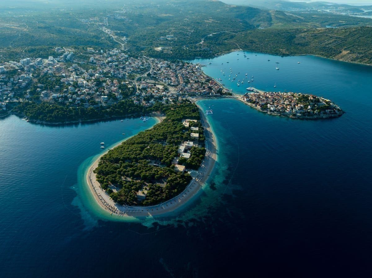 Mondartige Karstlandschaft der Insel Pag mit Küstenstraße Richtung Novalja