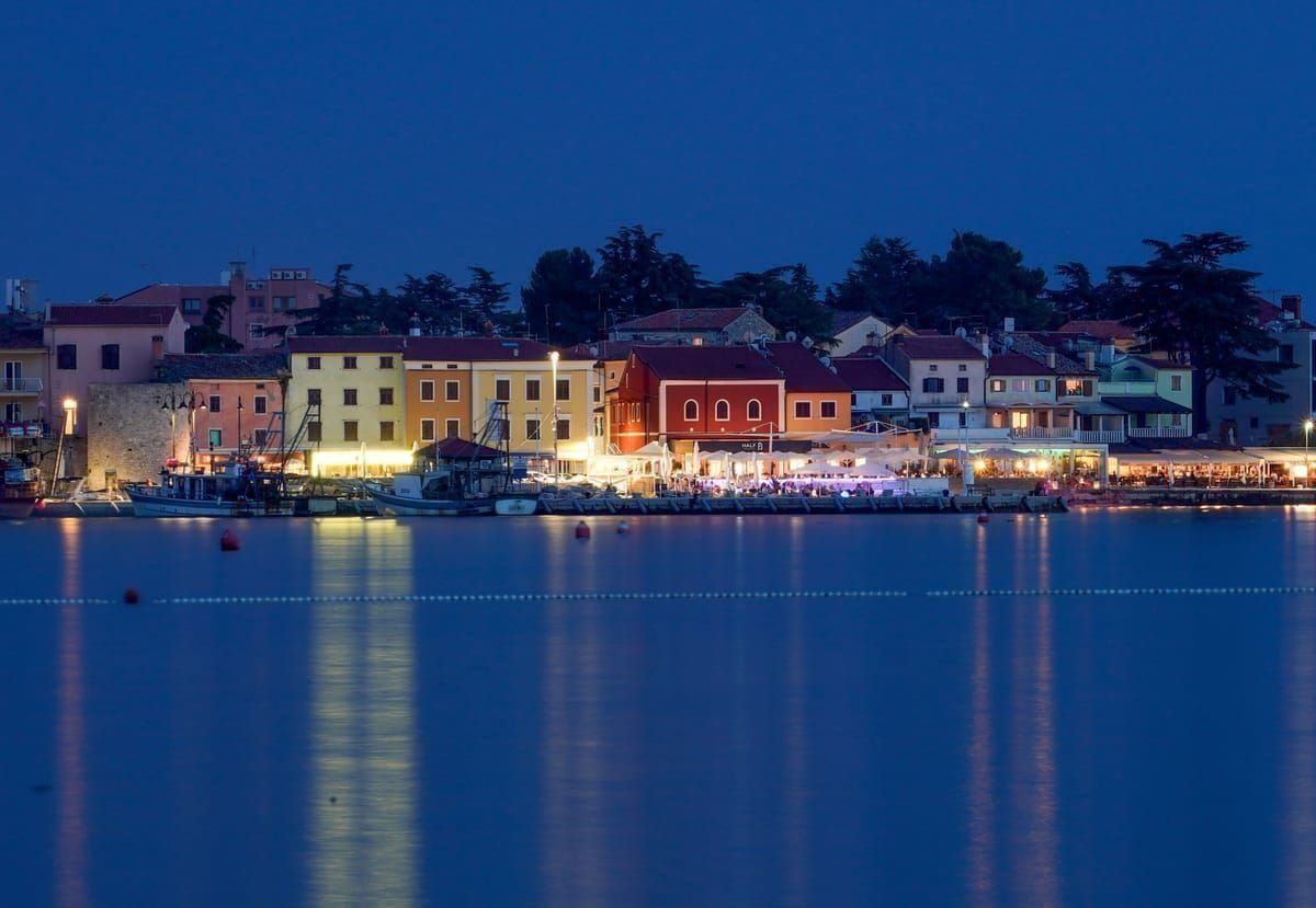 Schneller Katamaran vor der Küste von Rovinj in Istrien