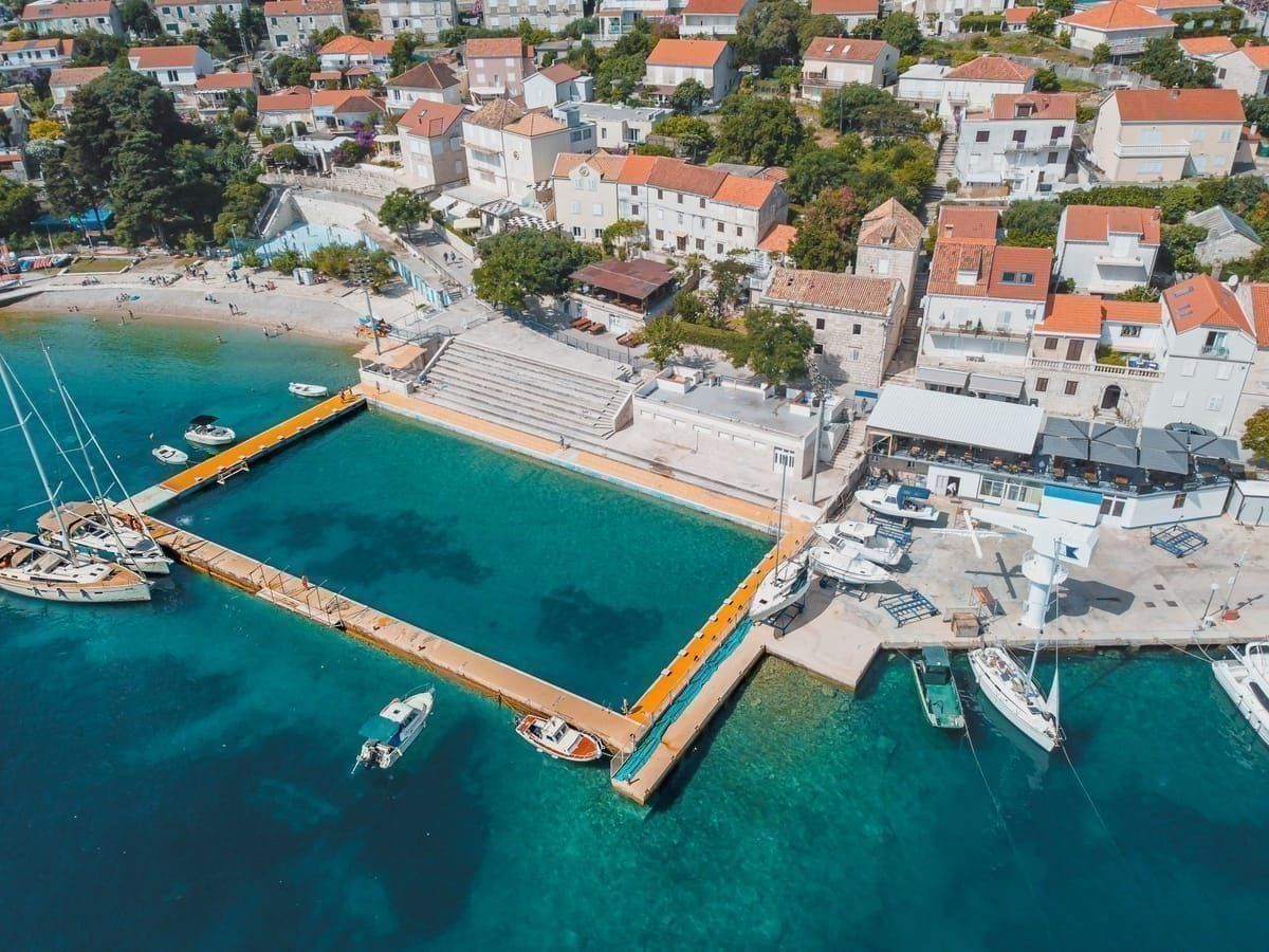 Hafen und Steinhäuser der Inselstadt Korcula bei Sonnenuntergang
