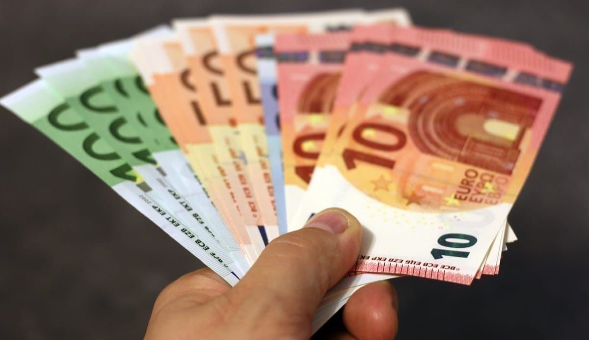 Geldscheine und Taschenrechner neben einer kroatischen Preisliste