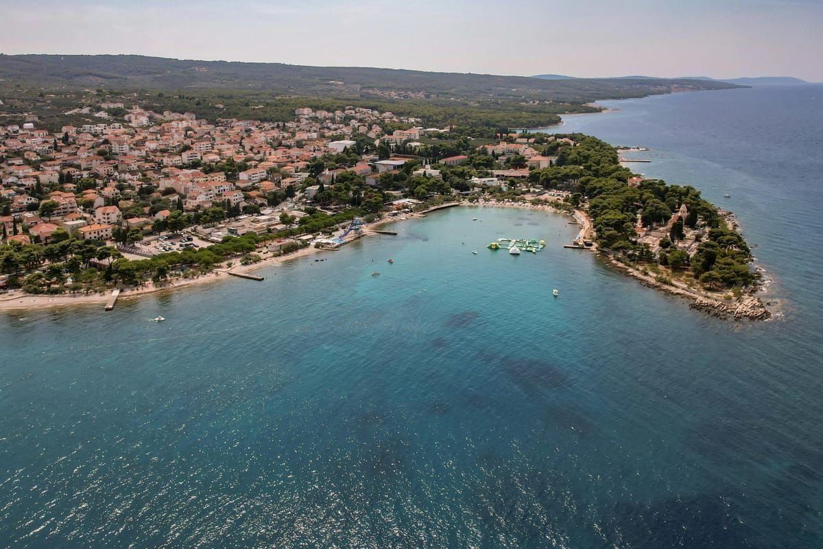 Campingplatz unter Pinien auf der Insel Krk in der Kvarner-Bucht